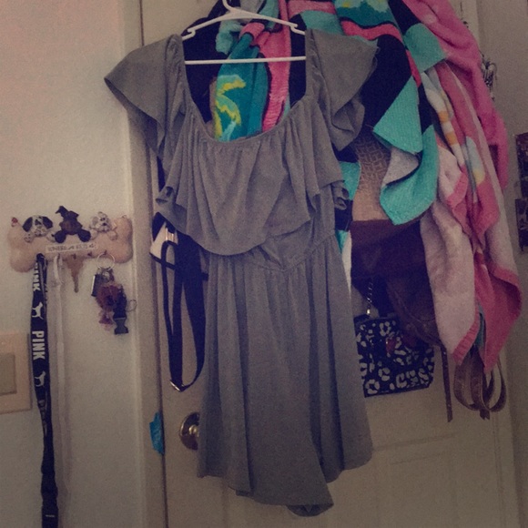 Green off the shoulder romper - Picture 1 of 3